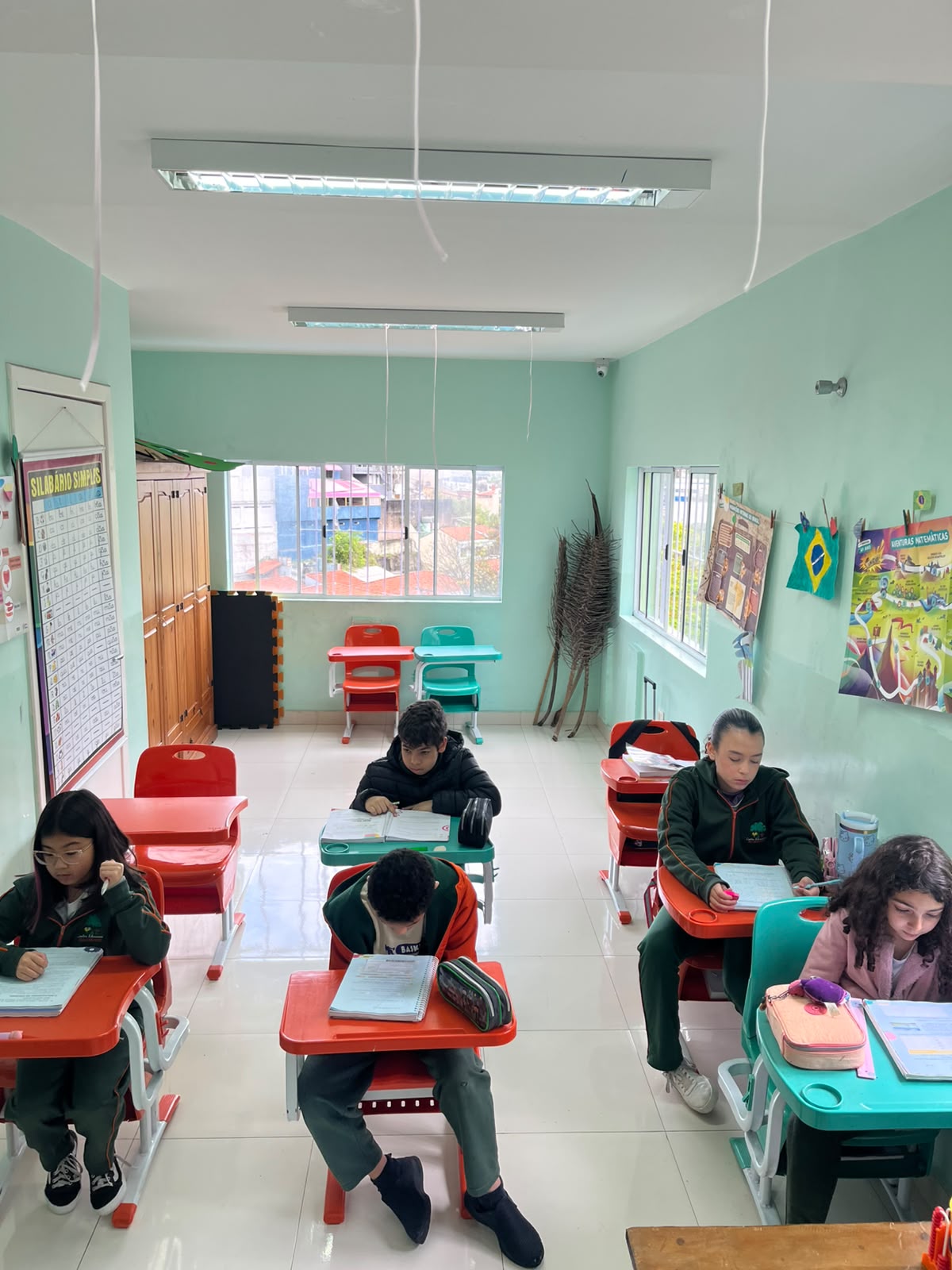 Alunos concentrados em atividade na sala Coração — Sentir