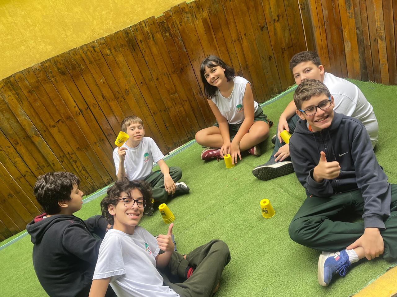 Alunos reunidos em atividade de convivência